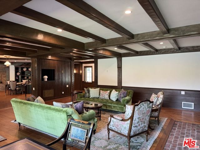814 Foothill Road, Beverly Hills CA: https://media.crmls.org/mediaz/487d9978-d00b-4929-ae87-9be062725ec3.jpg