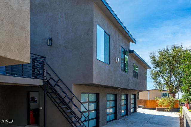 1818 New York Drive, Altadena CA: https://media.crmls.org/mediaz/487e9e81-6033-404f-9721-140ae1747c97.jpg