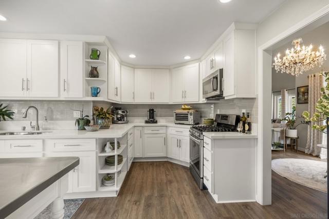 2708 Grove Ave, Carlsbad CA: https://media.crmls.org/mediaz/487efa05-acf8-408e-aeca-94cb39f65757.jpg