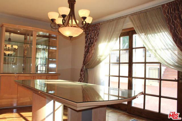 11502 Dona Teresa Drive, Studio City CA: https://media.crmls.org/mediaz/487f751a-bbd2-40f0-81e6-fe493874593d.jpg