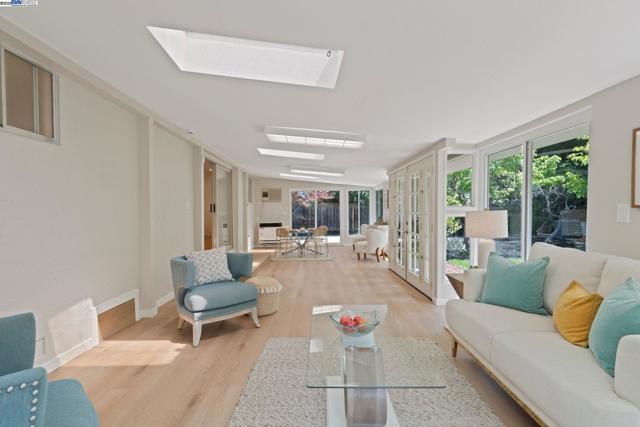 2371 Mallard Dr, Walnut Creek CA: https://media.crmls.org/mediaz/487fc4b8-a246-4d5f-875b-1582b4f09bba.jpg
