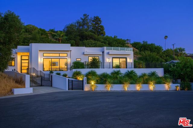 4637 Dunas Lane, Tarzana CA: https://media.crmls.org/mediaz/4881a2ba-35a9-40b7-956d-6a74e516a1ab.jpg