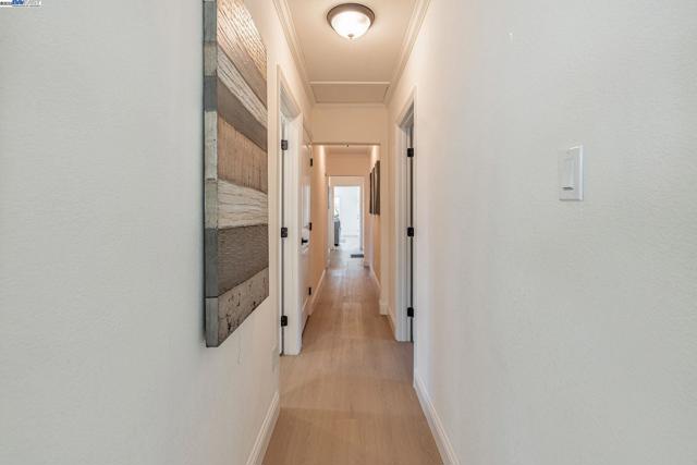 6927 Sunkist Dr, Oakland CA: https://media.crmls.org/mediaz/4881cf79-3259-4f40-9ec2-65ebbd4f7b2e.jpg