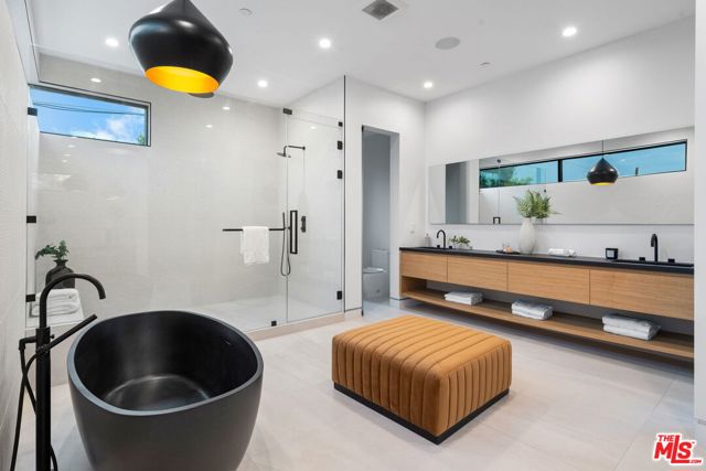 842 N Orange Grove Avenue, Los Angeles CA: https://media.crmls.org/mediaz/48826c85-f5fe-4a26-88c4-4537075dd659.jpg