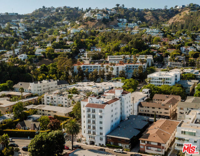 1302 Sweetzer Avenue, West Hollywood CA: https://media.crmls.org/mediaz/488286cf-232c-444a-9dc5-52d47836eb97.jpg