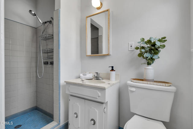 7933 Kenyon Avenue, Los Angeles CA: https://media.crmls.org/mediaz/488346b6-5c1b-4c85-a917-0a7fec3428e7.jpg