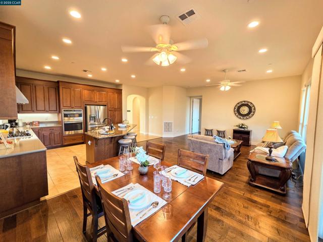 1735 Veneto Ln, Brentwood CA: https://media.crmls.org/mediaz/4883bcda-6cc9-48b0-93c2-336782509d1e.jpg