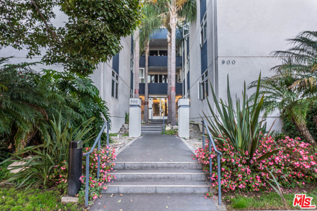 900 Euclid Street, Santa Monica CA: https://media.crmls.org/mediaz/48853bd3-d49b-4421-a43a-e4bfdedb895a.jpg