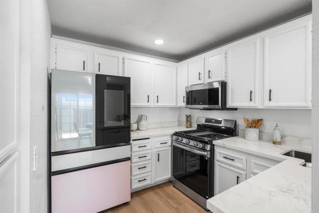 Detail Gallery Image 2 of 21 For 231 Riverview Way, Oceanside,  CA 92057 - 3 Beds | 2 Baths