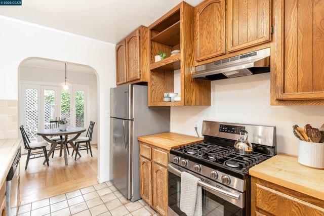 6 View St, Vallejo CA: https://media.crmls.org/mediaz/48869c12-fa6d-4c84-bc97-8e50ea3e85cd.jpg