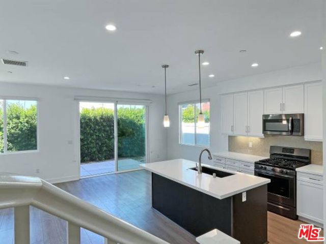 7105 TAMPA Avenue, Reseda CA: https://media.crmls.org/mediaz/48876298-8d24-4104-b628-ac73ddcbe267.jpg