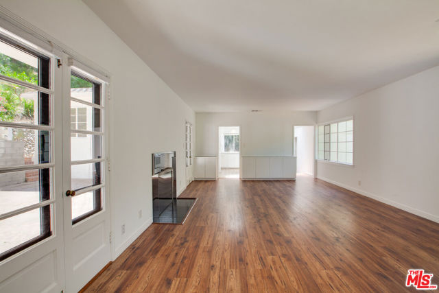 10321 Chrysanthemum Lane, Los Angeles CA: https://media.crmls.org/mediaz/4888041d-9534-4313-852c-678679289508.jpg
