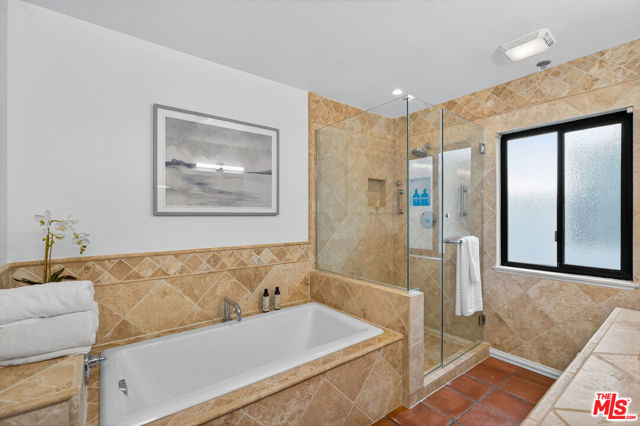 311 Bora Bora Way, Marina del Rey CA: https://media.crmls.org/mediaz/48899135-266b-4bee-aa3c-245f6684d29d.jpg