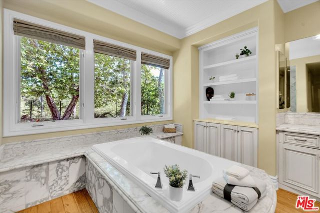 29734 Mulholland Highway, Agoura Hills CA: https://media.crmls.org/mediaz/4889af3c-b847-43bd-bb4b-e87544f40d2e.jpg