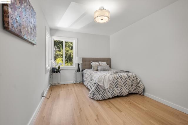 6537 Aitken Dr, Oakland CA: https://media.crmls.org/mediaz/4889bd65-c5b1-433b-b402-a13108a38fa0.jpg