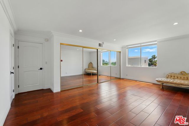 321 N Oakhurst Drive, Beverly Hills CA: https://media.crmls.org/mediaz/488a86d5-cc82-4c4a-b387-c249c38c08c3.jpg