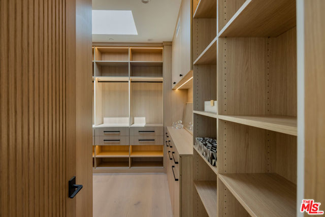 2115 Walnut Avenue, Venice CA: https://media.crmls.org/mediaz/488b4d1e-ed50-4f30-bc17-4ff944319e1f.jpg