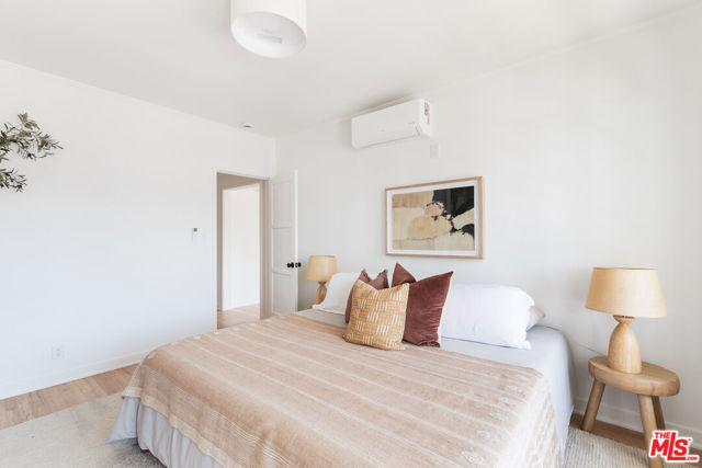 515 1/2 Rose Avenue, Venice CA: https://media.crmls.org/mediaz/488ccc9c-c057-4aa3-bd1b-cfac61f0cca1.jpg