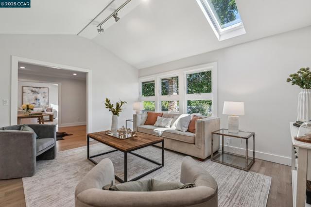 70 Lost Valley Dr, Orinda CA: https://media.crmls.org/mediaz/488d6502-42d2-4fe8-9129-c39831623065.jpg