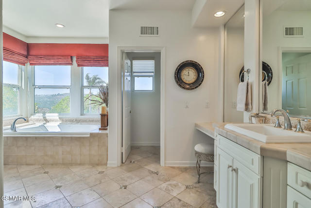 2589 Featherwood Street, Westlake Village CA: https://media.crmls.org/mediaz/488ddef8-5dd8-41de-a170-aab7a518eb2c.jpg