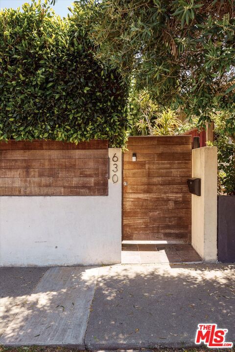 630 Brooks Avenue, Venice CA: https://media.crmls.org/mediaz/488e9341-635c-4e18-b26c-f3612d86f936.jpg