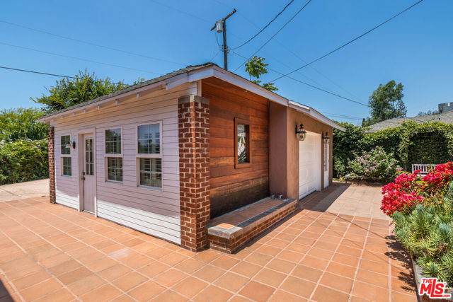 5967 Carpenter Avenue, Valley Village CA: https://media.crmls.org/mediaz/488fbc17-d721-482a-82f6-4b152a3e7f0d.jpg