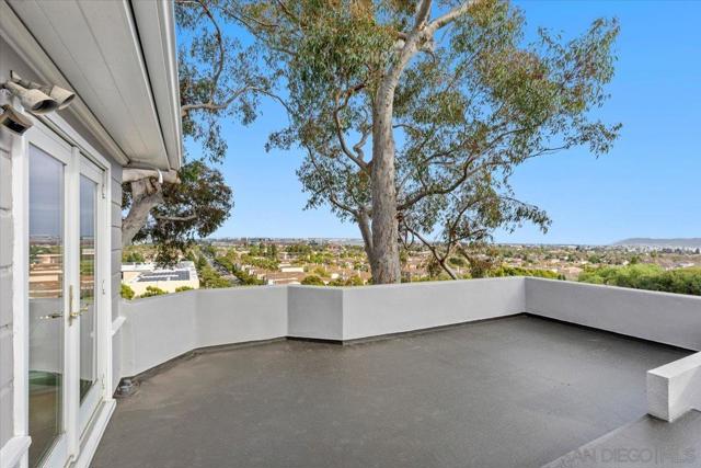 2205 Locust St, San Diego CA: https://media.crmls.org/mediaz/4890001e-e53a-448d-a15b-1e67eecd4302.jpg