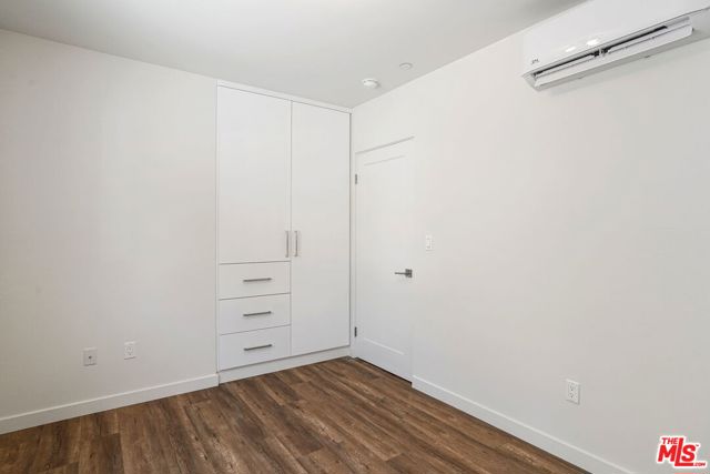 1166 S Cochran Avenue, Los Angeles CA: https://media.crmls.org/mediaz/4890103f-0e7d-44ec-adaa-fe30b6614fdc.jpg