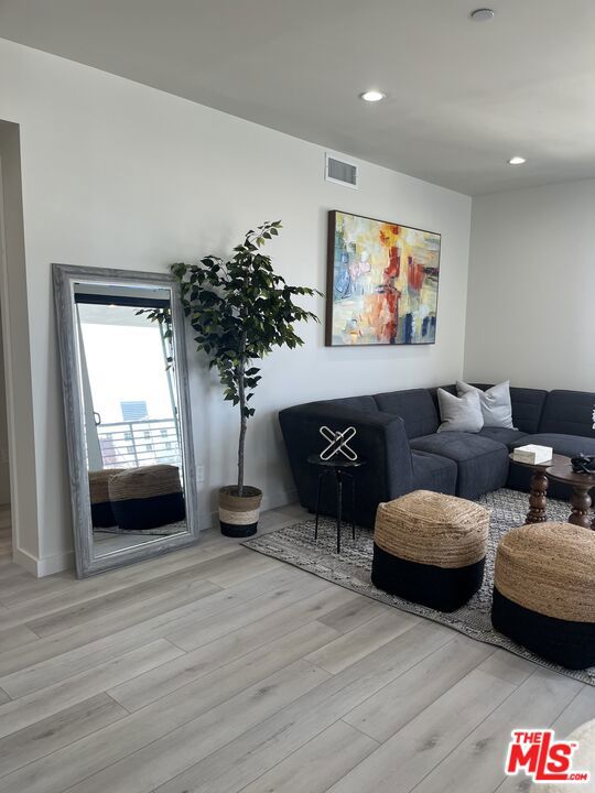 124 S Croft Avenue, Los Angeles CA: https://media.crmls.org/mediaz/48915c07-da72-4a8b-b52b-668d7467cd31.jpg