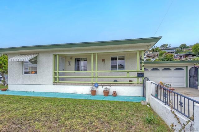 1852 Locust St, San Diego CA: https://media.crmls.org/mediaz/48918b94-7094-4ff0-b6cf-dd14912584a9.jpg