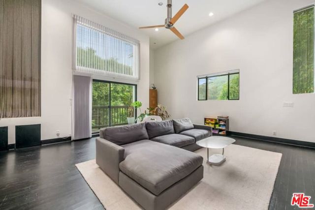 2415 Laurel Pass / Bypass, Los Angeles CA: https://media.crmls.org/mediaz/4891ba40-d35d-45fb-befa-5c85ec5ef89f.jpg