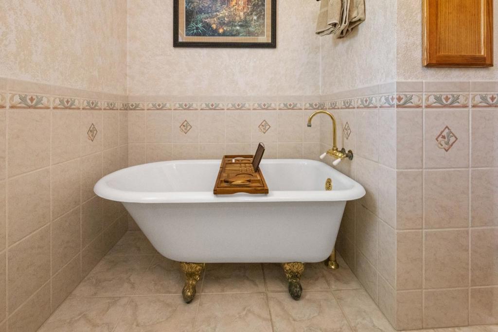 https://media.crmls.org/mediaz/4891da46-7e3b-4a92-9fec-565f6c413f2f.jpg?preset=X-Large