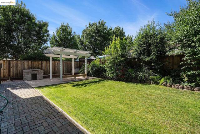 1139 Jordan Ct, Brentwood CA: https://media.crmls.org/mediaz/48926ab7-78dd-4798-badd-bce3ff4c77c0.jpg
