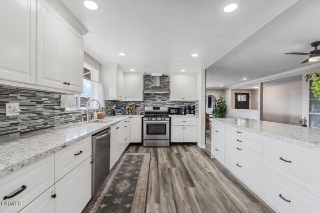 1431 Lakehurst Street, Oxnard CA: https://media.crmls.org/mediaz/4893c039-ed0e-4a96-871e-2664ae71f62a.jpg