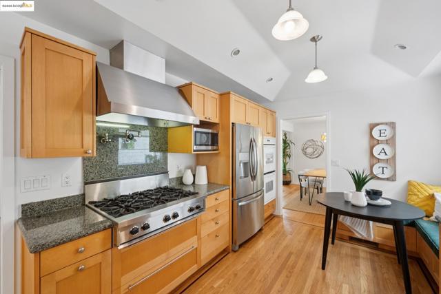 6141 Broadway Ter, Oakland CA: https://media.crmls.org/mediaz/48942481-ac6e-458b-947f-53fe0191e1f1.jpg