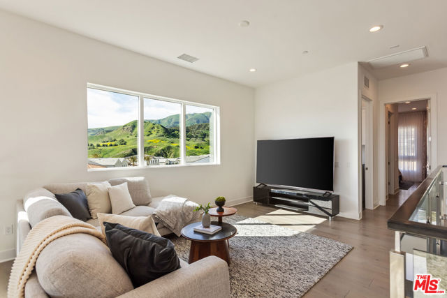 20668 W Hummingbird Court, Porter Ranch CA: https://media.crmls.org/mediaz/4894459e-3924-462e-ba09-d059dc471acb.jpg