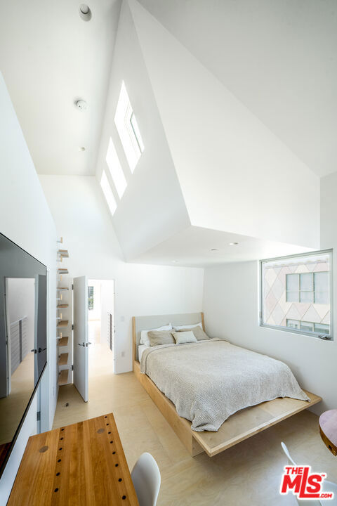 211 Entrada Drive, Santa Monica CA: https://media.crmls.org/mediaz/4894781f-b934-4733-b507-4f4721fbdbd7.jpg