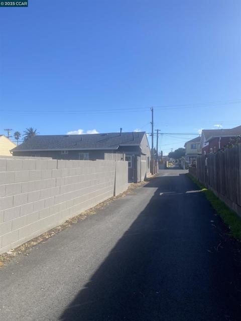421 Ripley Ave, Richmond CA: https://media.crmls.org/mediaz/4894ba44-b47b-4a9c-9b27-0f6913ddf618.jpg