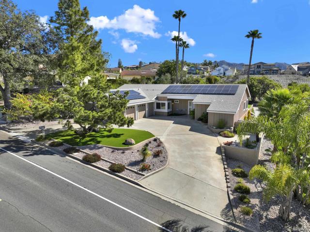 17351 Saint Andrews Dr, Poway CA: https://media.crmls.org/mediaz/4894fe5d-0d74-447f-bfbb-b2aa3f3700e0.jpg