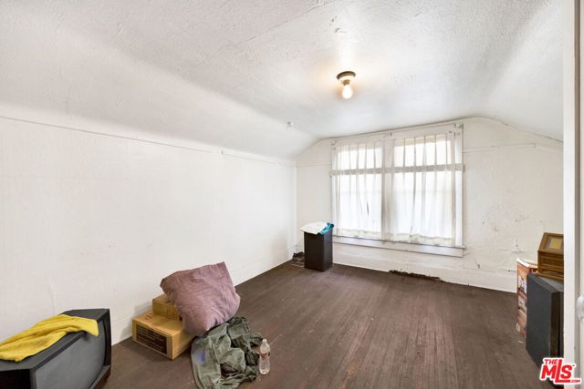1215 W 39th Place, Los Angeles CA: https://media.crmls.org/mediaz/48953ca1-3c15-4caa-8c44-9e03e749938b.jpg