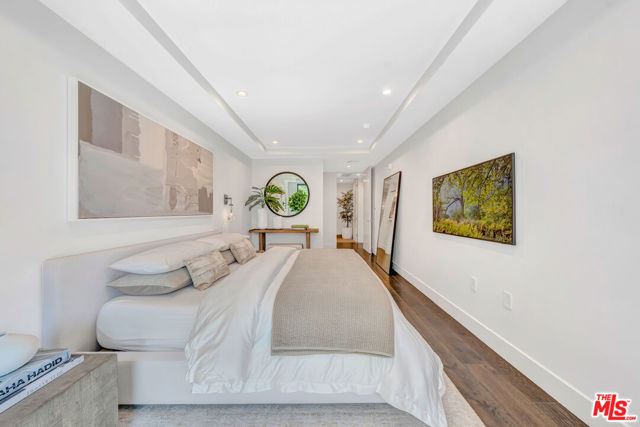 724 N Croft Avenue, Los Angeles CA: https://media.crmls.org/mediaz/48953e51-f13d-40f9-88fa-ab162bb1c1b0.jpg
