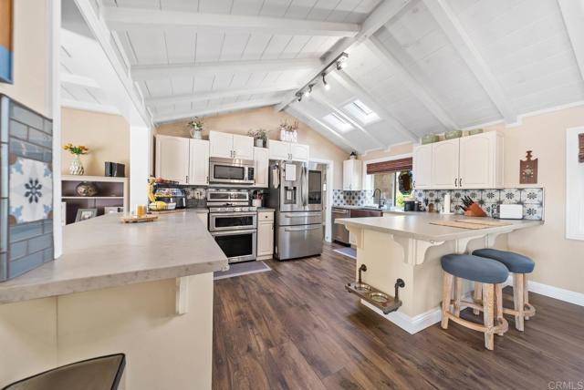 1569 Via Monserate, Fallbrook CA: https://media.crmls.org/mediaz/48954771-d8ed-43e4-8d23-b44cdd3ac83f.jpg