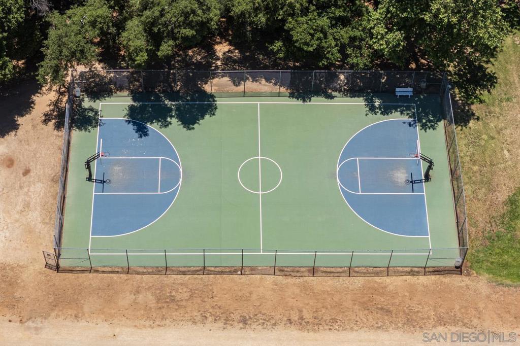 https://media.crmls.org/mediaz/4895b241-3eee-4009-a558-b9eec5b30ff5.jpg?preset=X-Large