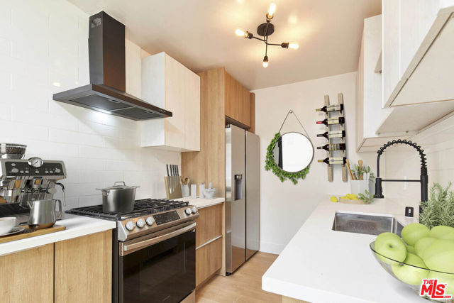 204 N Manhattan Place, Los Angeles CA: https://media.crmls.org/mediaz/4897248f-3d58-47bb-b9a3-676c22ffc967.jpg