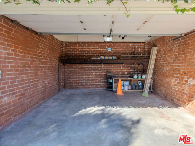 8967 St Ives Drive, Los Angeles CA: https://media.crmls.org/mediaz/48973de3-63a9-401d-9129-053c11800639.jpg