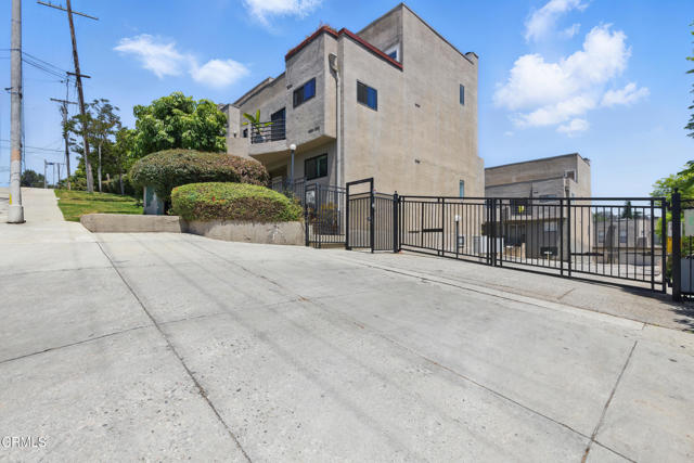 1842 N Alvarado Street, Los Angeles CA: https://media.crmls.org/mediaz/48975251-8e3c-4fd7-861b-6808efafef64.jpg
