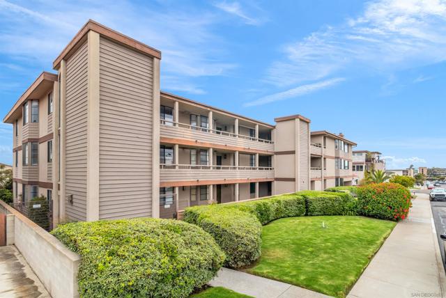 3130 Avenida de Portugal 101, San Diego CA: https://media.crmls.org/mediaz/48975be1-5d9a-4ec7-9964-11e5196af64c.jpg