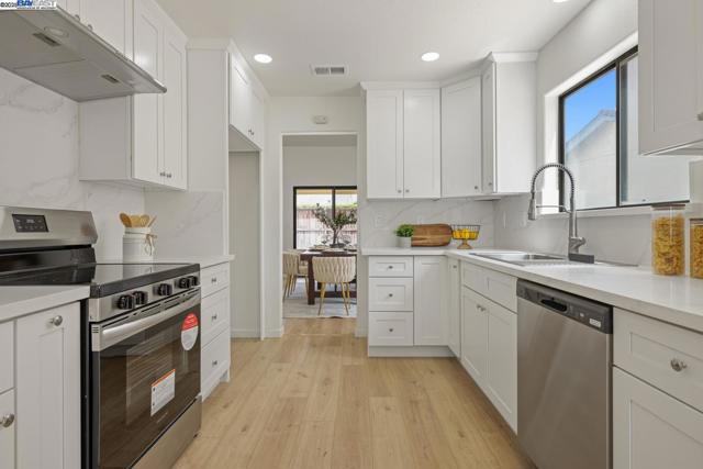 1023 Snowgoose Ln, Manteca CA: https://media.crmls.org/mediaz/4897d3db-bd8f-49ef-8728-0dcca5ae10ab.jpg
