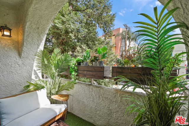 10926 Bluffside Drive, Studio City CA: https://media.crmls.org/mediaz/48985833-c5bd-4da9-b31a-5d13e39fd0b7.jpg