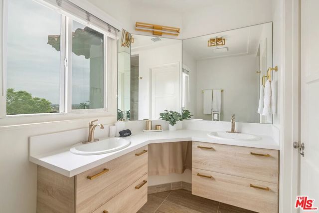 3691 Aureola Boulevard, View Park CA: https://media.crmls.org/mediaz/489906e2-4776-4ef2-9487-71edd9d16112.jpg